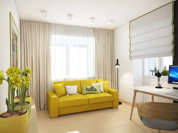 O sofá amarelo se destaca no ambiente com paredes brancas